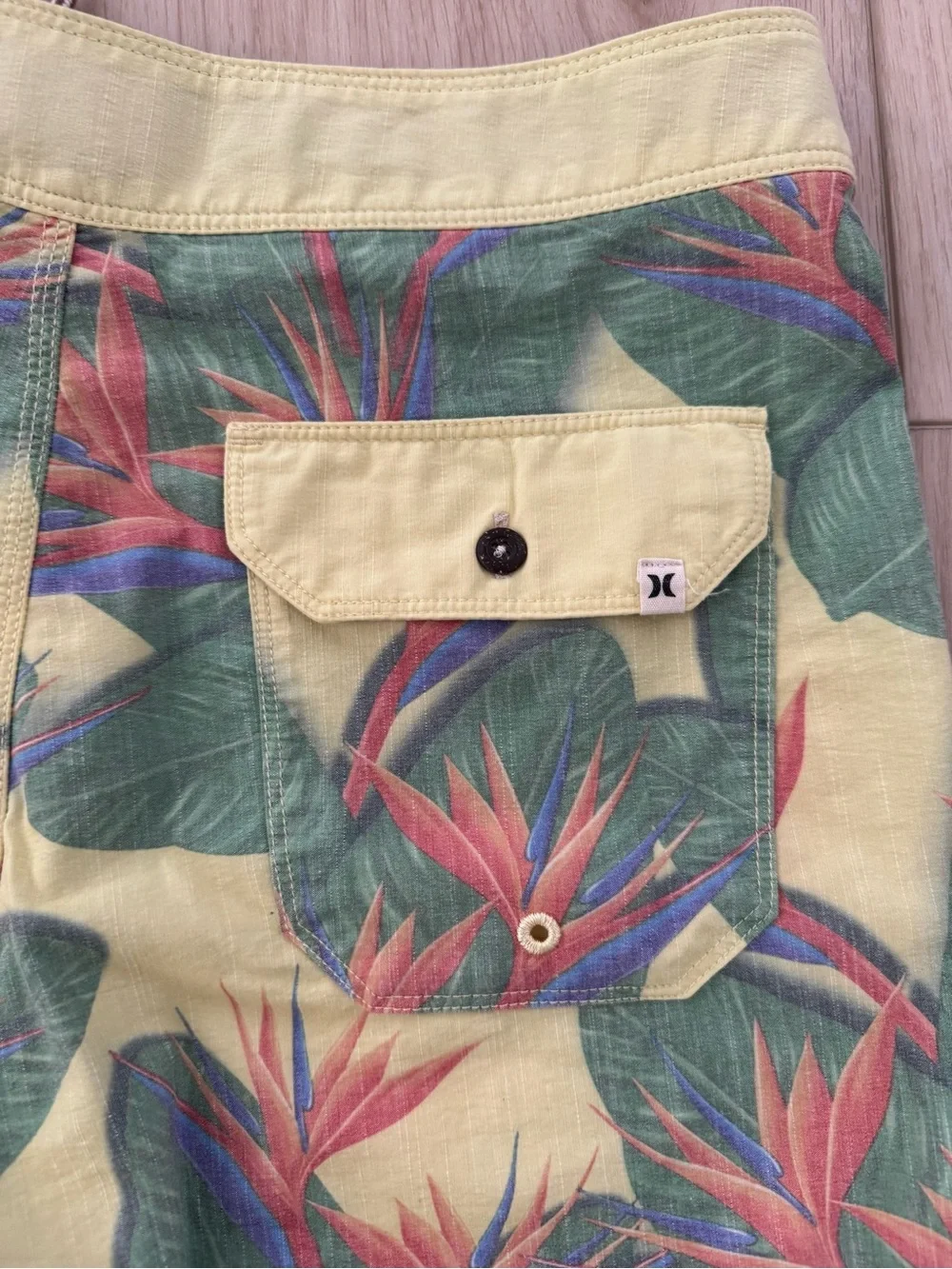 Men’s Hurley Phantom size 31 yellow tropical print board shorts swim trunks